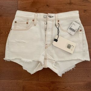 Brand NEW!!! Never worn! All tags attached. Levi’s 501 shorts. In white.